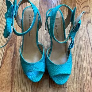 Wild Diva Lounge Teal size 7 platfiorm wedges